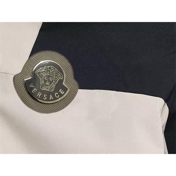 VERSACE ヴェルサーチ コピー 2026新作コーデ ブラック ダウンジャケット インナー 防寒 大人気