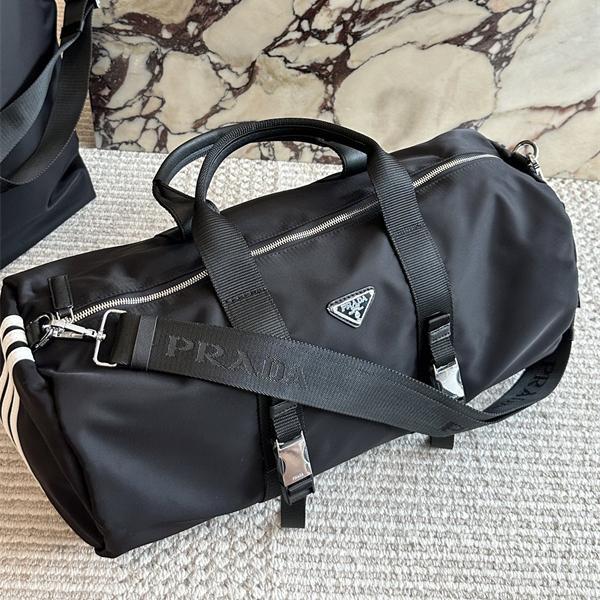 高級感 溢れる シャープな PRADA プラダ コピー デザイン ダッフルバッグ ブラック 人気商品