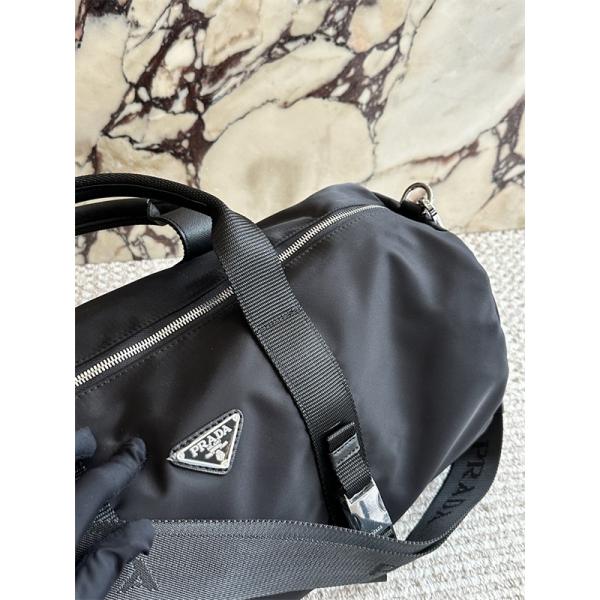 高級感 溢れる シャープな PRADA プラダ コピー デザイン ダッフルバッグ ブラック 人気商品