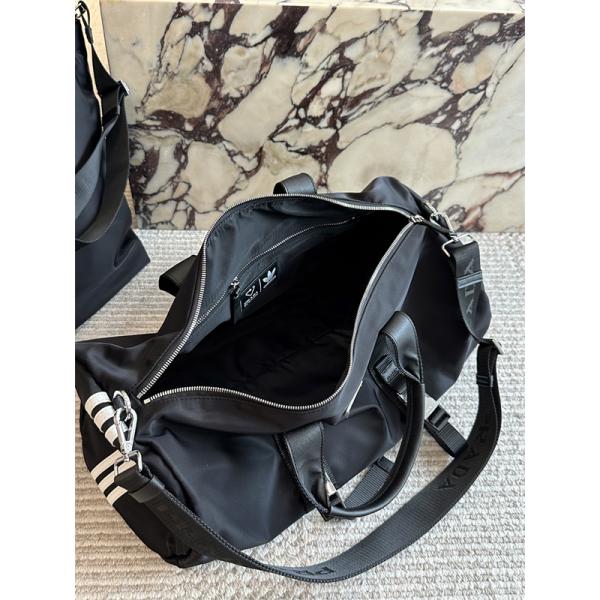 高級感 溢れる シャープな PRADA プラダ コピー デザイン ダッフルバッグ ブラック 人気商品