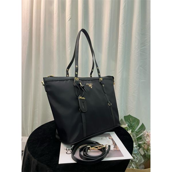 シンプル 機能的な トートバッグ PRADA プラダ コピー ブラック おすすめ