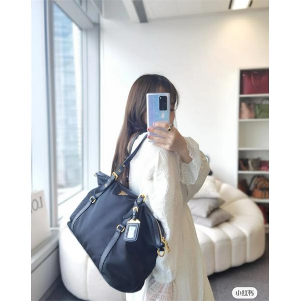 シンプル 機能的な トートバッグ PRADA プラダ コピー ブラック おすすめ