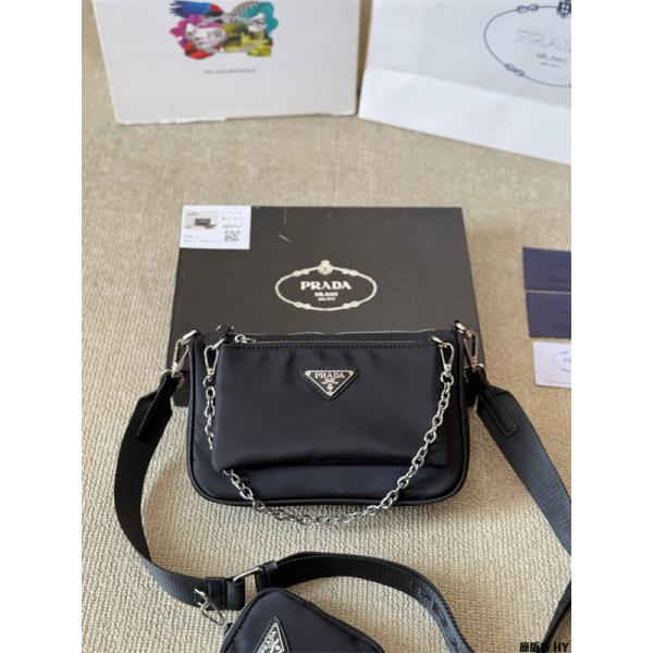 PRADA プラダ コピー 2026新作 モダン 洗練された ミニショルダーバッグ ブラック 限定