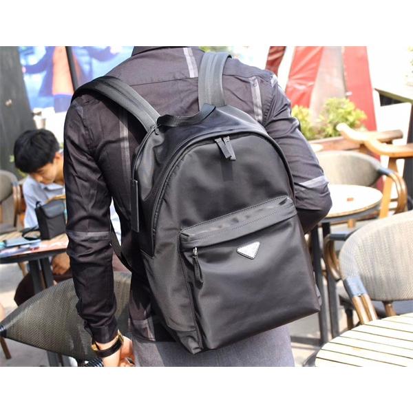 PRADA プラダ コピー プレミアム シンプルな バックパック メンズ ブラック 限定モデル