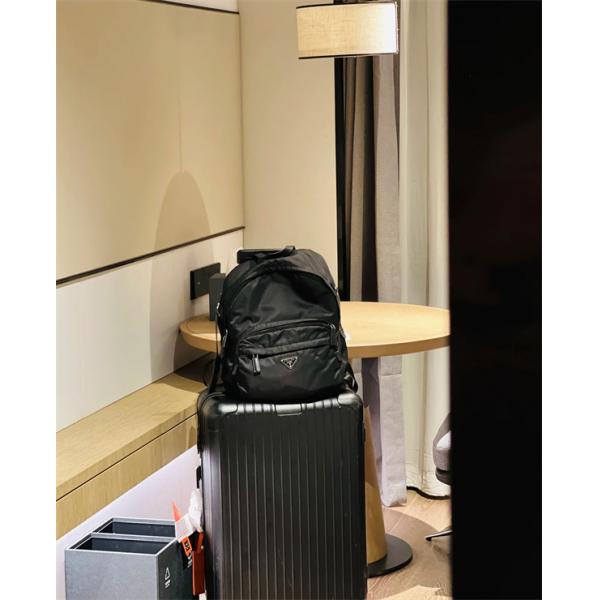PRADA プラダ コピー 上質素材 コンパクト バックパック ブラック ベストセラー