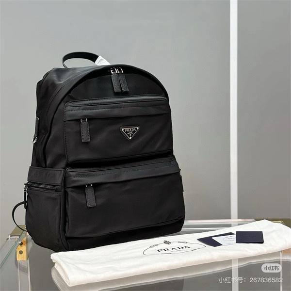 シンプル で エレガントな スクエアバック メンズ ブラック 人気商品 PRADA プラダ コピー