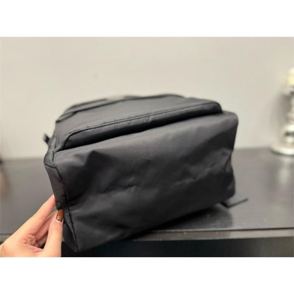 シンプル で エレガントな スクエアバック メンズ ブラック 人気商品 PRADA プラダ コピー