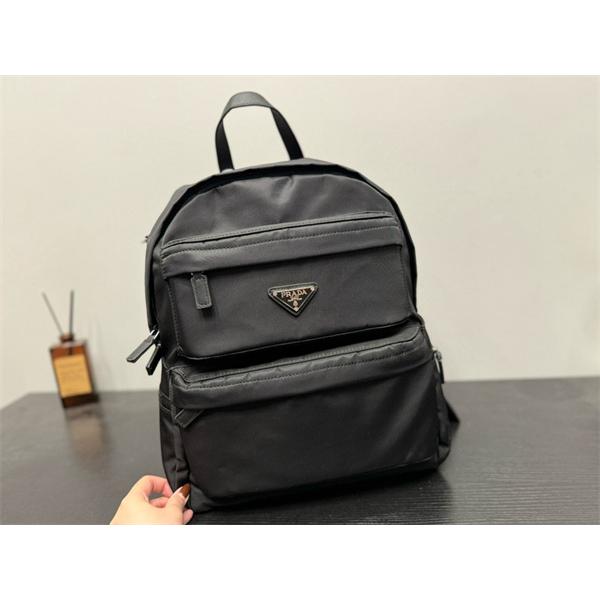 シンプル で エレガントな スクエアバック メンズ ブラック 人気商品 PRADA プラダ コピー