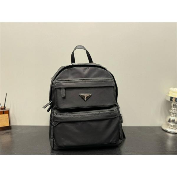 シンプル で エレガントな スクエアバック メンズ ブラック 人気商品 PRADA プラダ コピー