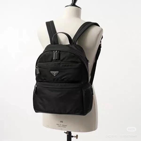 シンプル で エレガントな スクエアバック メンズ ブラック 人気商品 PRADA プラダ コピー