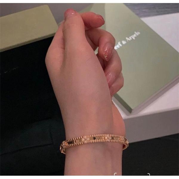 注目度急上昇 洗練シルエット ブレスレット 季節限定 ヴァンクリーフ VCA コピー