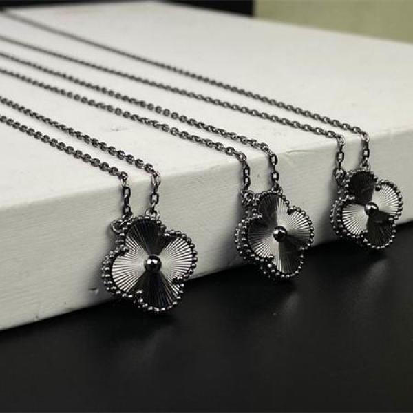 ヴァンクリーフ VCA コピー 手元映え 四つ葉モチーフ ブレスレット 2026新作準備