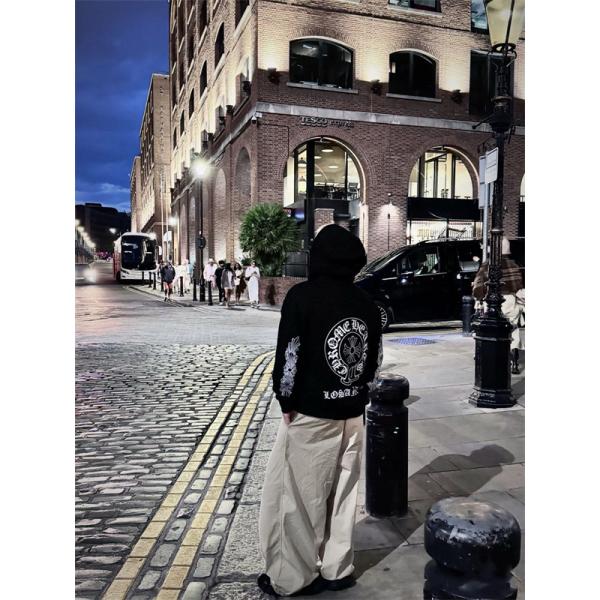 バックロゴ主役 クロムハーツ Chrome Hearts コピー パーカー 存在感抜群 ストリート定番