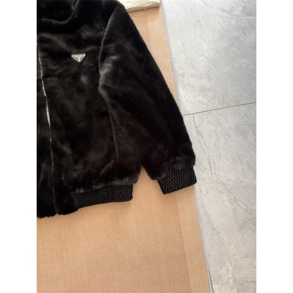 PRADA プラダ コピー 高級感際立つ  ジャケット 注目の新作 トレンド