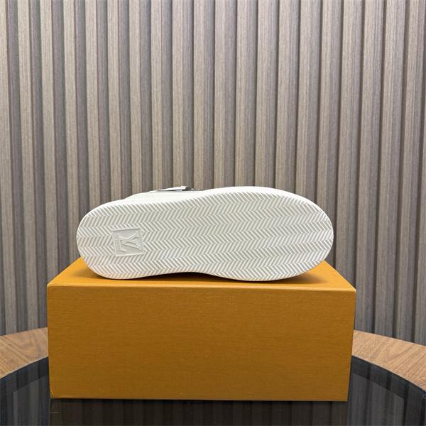 動きやすくルイ ヴィトンスニーカーコピー LOUIS VUITTON 秋冬の色味が叶える華やかコーデ ランニングシューズ 激安(日本最大級)