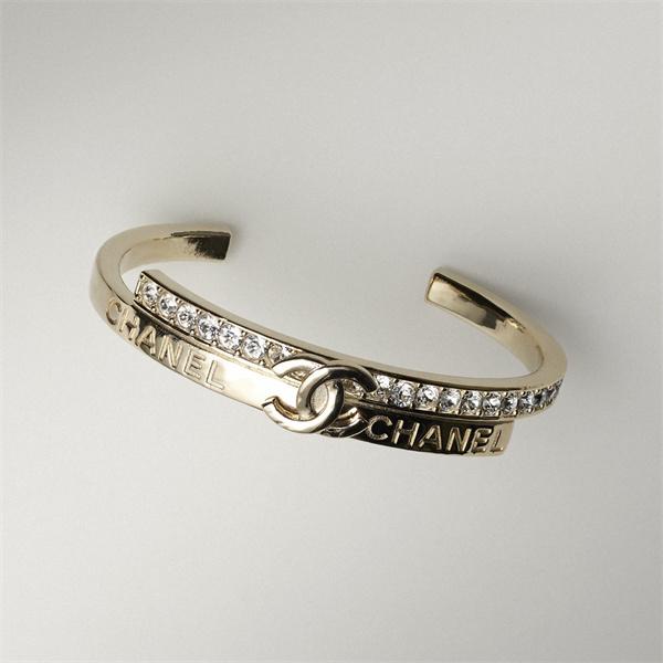 この秋トレンドに合わせる着こなし シャネルブレスレットコピー 激安(日本最大級)