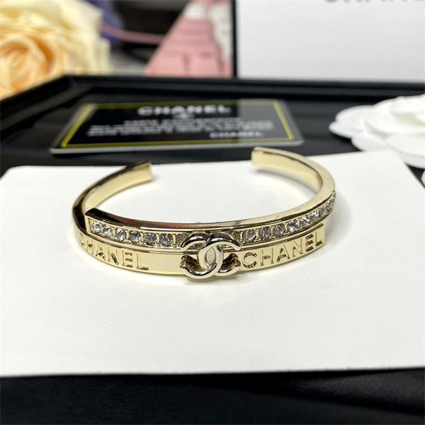この秋トレンドに合わせる着こなし シャネルブレスレットコピー 激安(日本最大級)