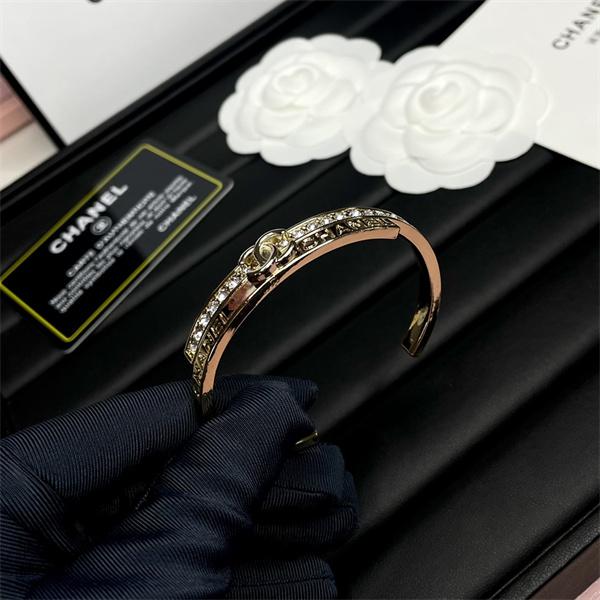 この秋トレンドに合わせる着こなし シャネルブレスレットコピー 激安(日本最大級)