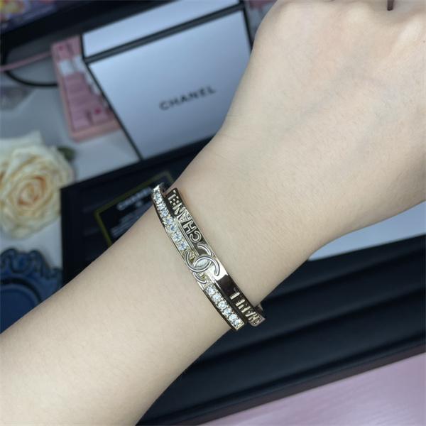 この秋トレンドに合わせる着こなし シャネルブレスレットコピー 激安(日本最大級)