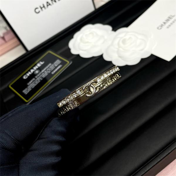 この秋トレンドに合わせる着こなし シャネルブレスレットコピー 激安(日本最大級)