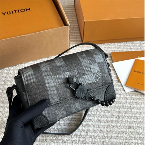 4色旅行好きの方々にオススメ！ Louis Vuitton ルイ ヴィトンショルダーバッグ スーパーコピー メンズ 大容量