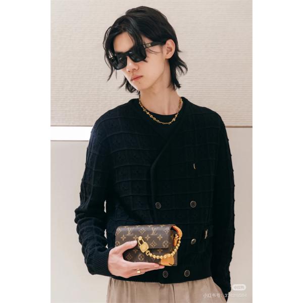 4色旅行好きの方々にオススメ  Louis Vuitton ルイ ヴィトンショルダーバッグ スーパーコピー メンズ 大容量