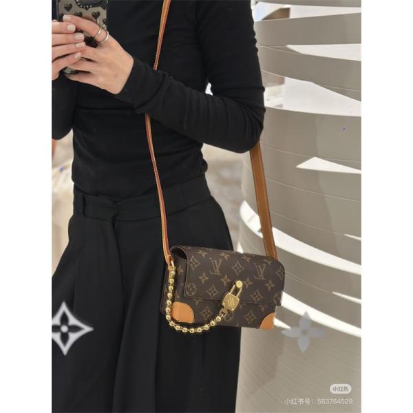 4色旅行好きの方々にオススメ  Louis Vuitton ルイ ヴィトンショルダーバッグ スーパーコピー メンズ 大容量