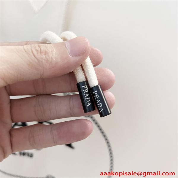  PRADA プラダ コピー 上質素材 清潔感 モノトーン アートン パーカー 2026新作