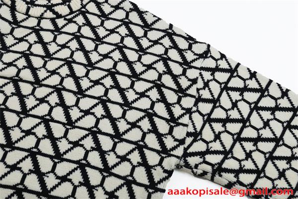 VALENTINO ヴァレンティノ コピー セーター 立体編地 厚手仕様 モード映え 秋冬主役 2026新作