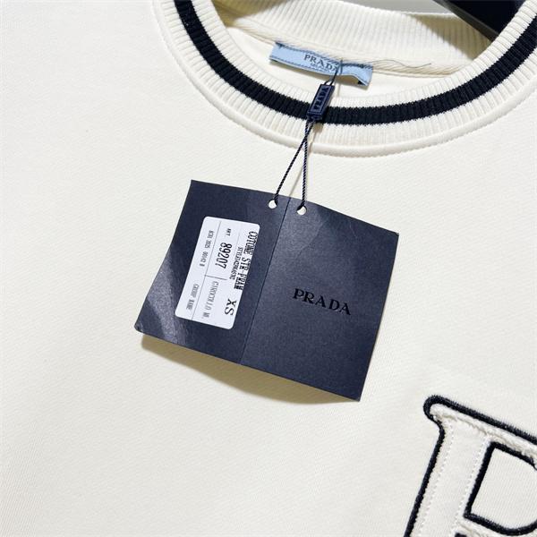 本格派 モード系 2026新作 ジップパーカー 大人スタイル PRADA プラダ コピー