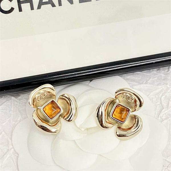 CHANEL シャネル コピー イヤリング アンバーカラー ゴールド 厚みあり レトロ 高級感