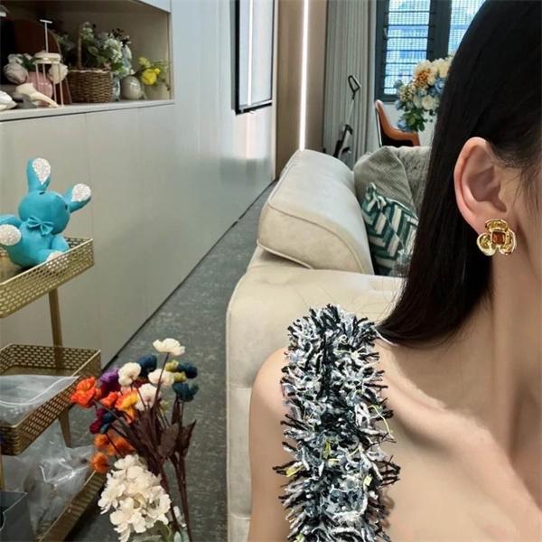 CHANEL シャネル コピー イヤリング アンバーカラー ゴールド 厚みあり レトロ 高級感