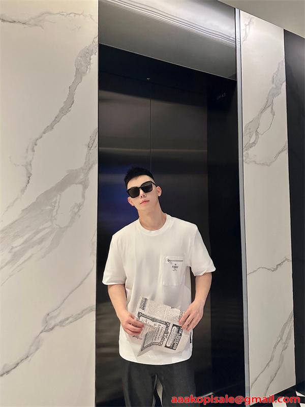 好評継続 半袖Tシャツ ポケット 滑らか質感 シンプル FENDI フェンディ コピー