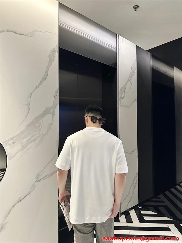 好評継続 半袖Tシャツ ポケット 滑らか質感 シンプル FENDI フェンディ コピー
