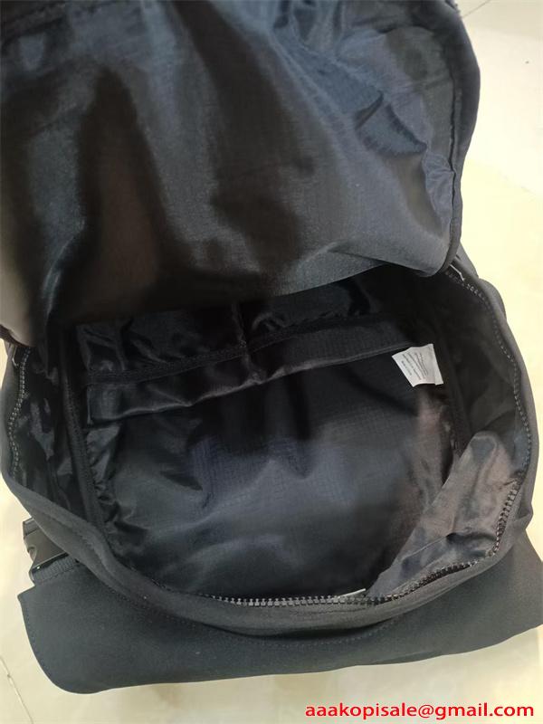 リュック ブラック 大容量 多収納 防水風 通学 ESSENTIALS ベーシック 定番 エッセンシャルズ スーパーコピー
