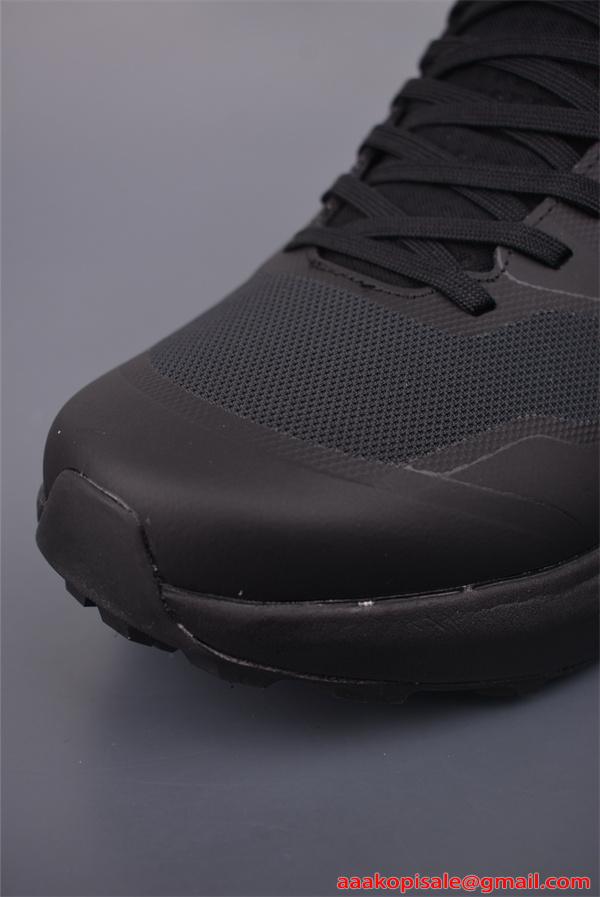 ARC'TERYX ブラック スニーカー ロゴアクセント アークテリクス スーパーコピー 軽量設計 アクテ ィブ