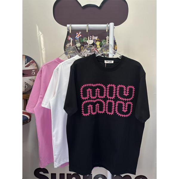 MIUMIU 可愛い Tシャツ ブラック ミュウミュウ コピー 半袖 ビッグロゴ 韓国風 カジュアル 存在感抜群