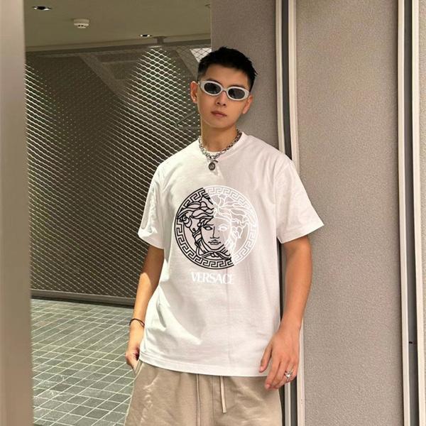  ヴェルサーチ コピー 存在感 プリント ホワイト 半袖 Tシャツ モード ラグジュアリー 映え VERSACE