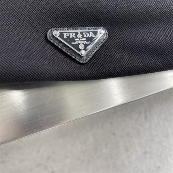 半袖ポロシャツ プラダ コピー ミニマルデザイン PRADA 刺繍 清潔感 大人スタイル 通気性