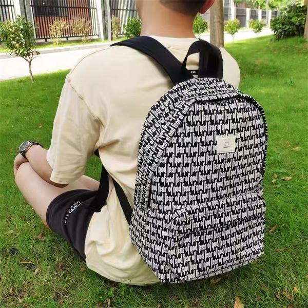 エッセンシャルズ スーパーコピー バックパック ブラック ESSENTIALS ホワイト 大容量 軽量 存在感抜群 人気