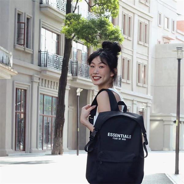 リュック ブラック 大容量 多収納 防水風 通学 ESSENTIALS ベーシック 定番 エッセンシャルズ スーパーコピー
