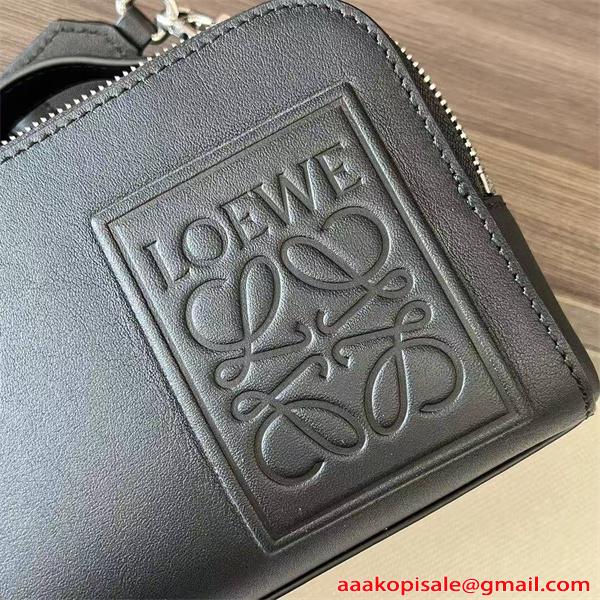 ロエベ  カメラバッグスーパーコピーミニ クロスボディLOEWE  ブラック エンボスロゴ 本革斜め掛け 高級仕様 N級品質 ストラップ付き