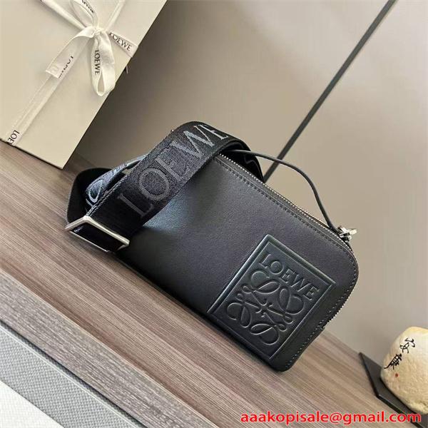 ロエベ  カメラバッグスーパーコピーミニ クロスボディLOEWE  ブラック エンボスロゴ 本革斜め掛け 高級仕様 N級品質 ストラップ付き