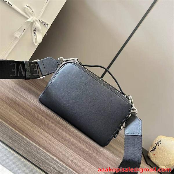 ロエベ  カメラバッグスーパーコピーミニ クロスボディLOEWE  ブラック エンボスロゴ 本革斜め掛け 高級仕様 N級品質 ストラップ付き