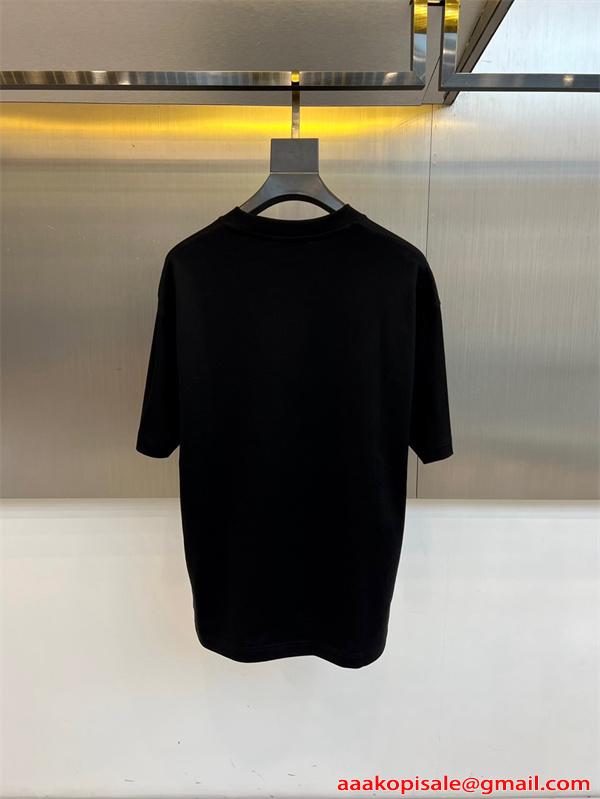 フェンディ コピー 半袖 Tシャツ メンズ ワイドフィット ホワイト ブラック プリントデザイン キャラクター柄 ロゴ入り カジュアル 通気性 柔らか素材 春夏