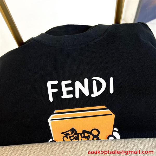 フェンディ コピー 半袖 Tシャツ メンズ ワイドフィット ホワイト ブラック プリントデザイン キャラクター柄 ロゴ入り カジュアル 通気性 柔らか素材 春夏