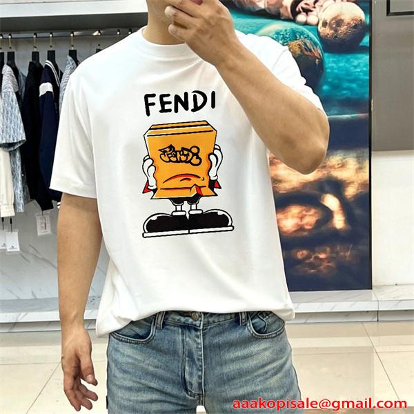 フェンディ コピー 半袖 Tシャツ メンズ ワイドフィット ホワイト ブラック プリントデザイン キャラクター柄 ロゴ入り カジュアル 通気性 柔らか素材 春夏
