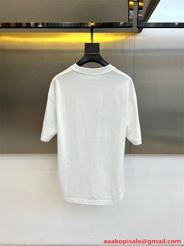 フェンディ コピー 半袖 Tシャツ メンズ ワイドフィット ホワイト ブラック プリントデザイン キャラクター柄 ロゴ入り カジュアル 通気性 柔らか素材 春夏