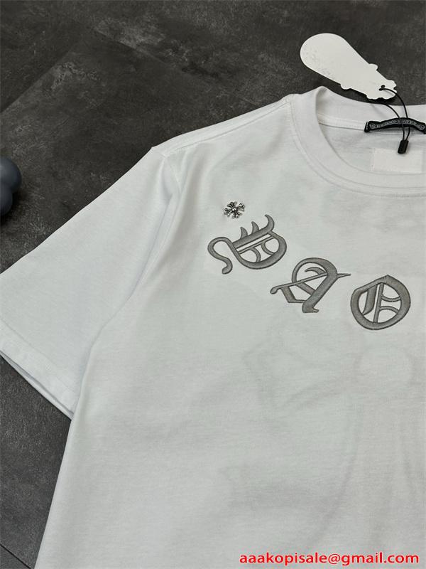  クロムハーツ コピー 半袖 Tシャツ メンズ ワイドフィット 刺繍デザイン クロスモチーフ ゴシック文字 バックプリント フロントロゴ オーバーサイズ カジュアル ストリート ホワイト 春夏
