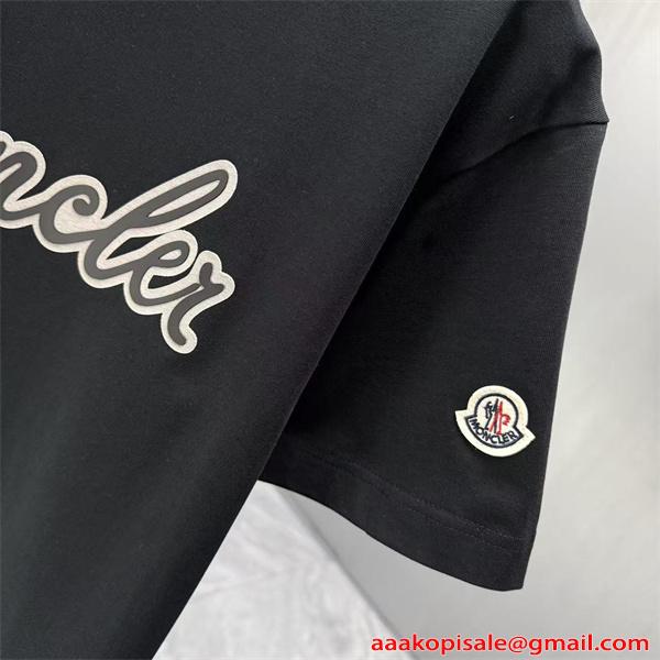 Moncler コピー モンクレール 半袖Tシャツ ブラック フロントロゴプリント クルーネック 滑らか素材 ミニマルデザイン 高級カジュアル メンズ レディース